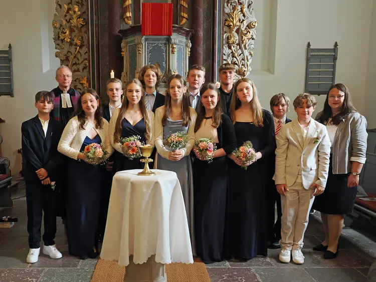 Von links: Anton Bandrock, Pfarrer Sven Täuber, Senta Badke, Tobias Liefke, Marie Alicia Fürch, Jaron Leander Tietz, Lia Mailin Schliehe-Diecks, Jodok Julius Edgar Röhlke, Melissa Büdke, Jan Mattes Schulenburg (Segnung), Clara Marie Neumann, Lukas Günter Panjas, Kolja Bandrock, Gemeindepädagogin Judith Ziehm-Degner