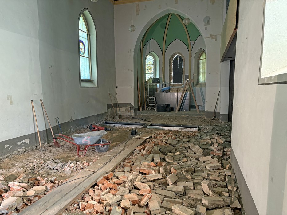 24. April - Blick ins Kirchenschiff, der Fußbodenbelag liegt lose oben auf