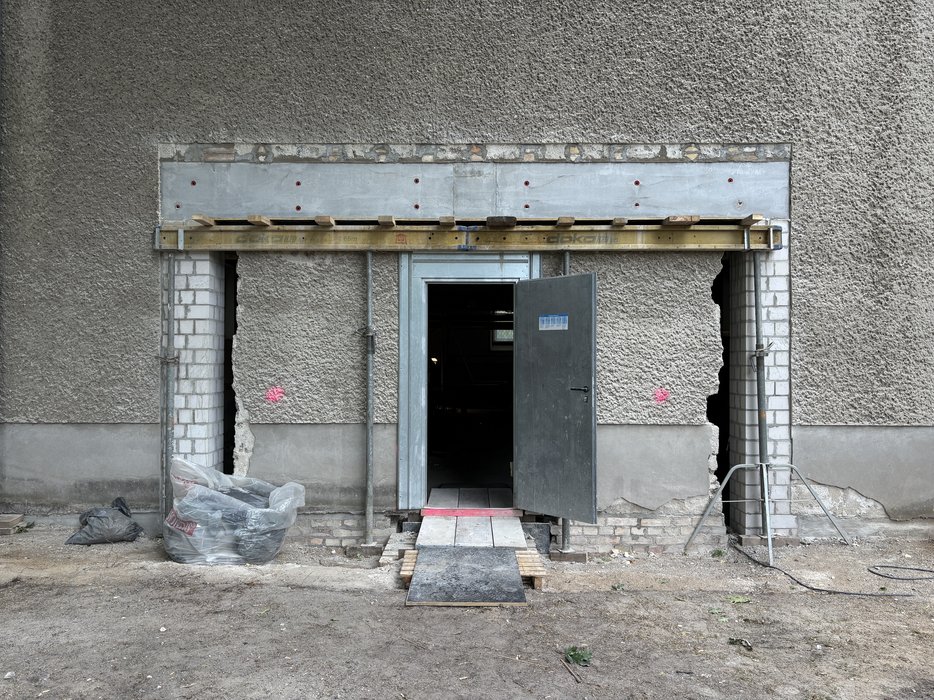 24. Juni - Maueröffnung in der Südwand des Gemeindehaus