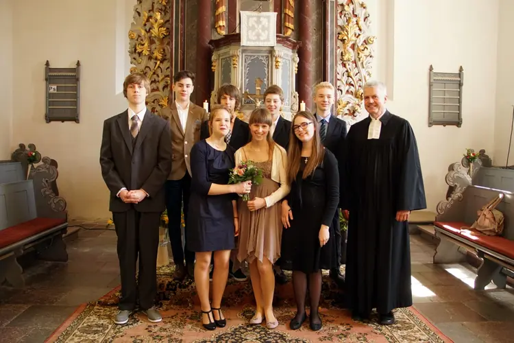 Von links nach rechts:
Felix Gneuß, Mitja Dombrowski, Anna Lerch, Jakob Barsch, Julie Barsch,  Merlin Mazura, Melissa Mazura, Marvin Heer und Pfarrer Matthias Scheufele.
